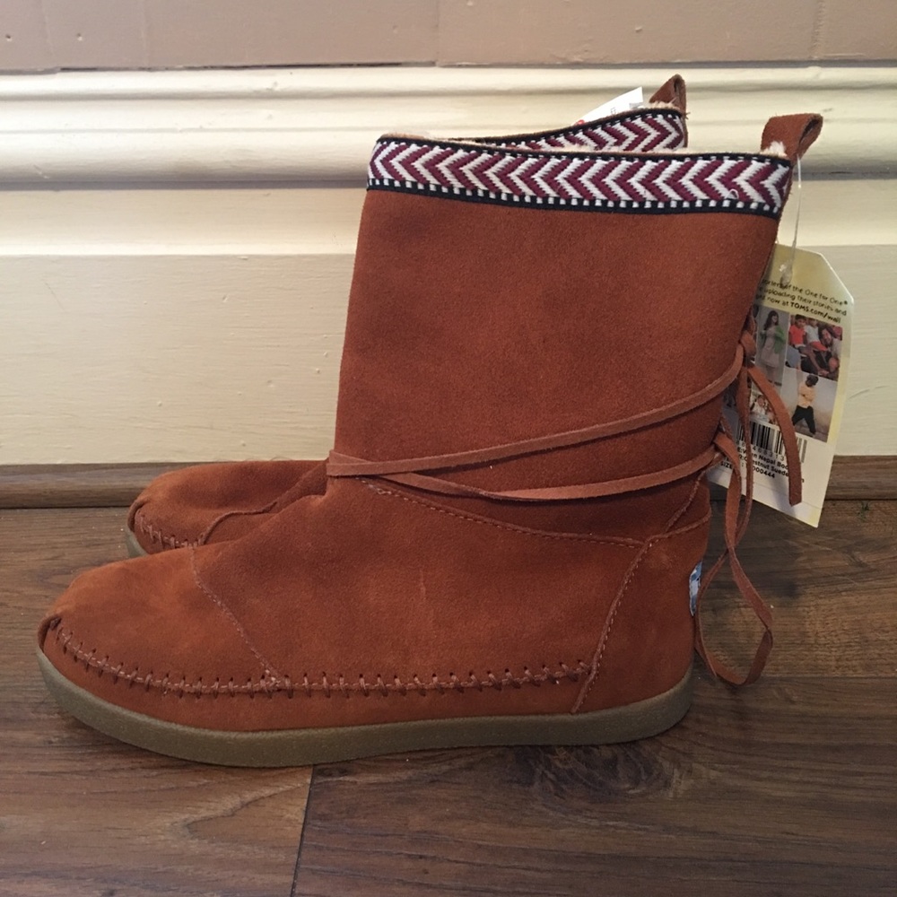 TOMS size 7 Sherpa lined boots. New with tags.